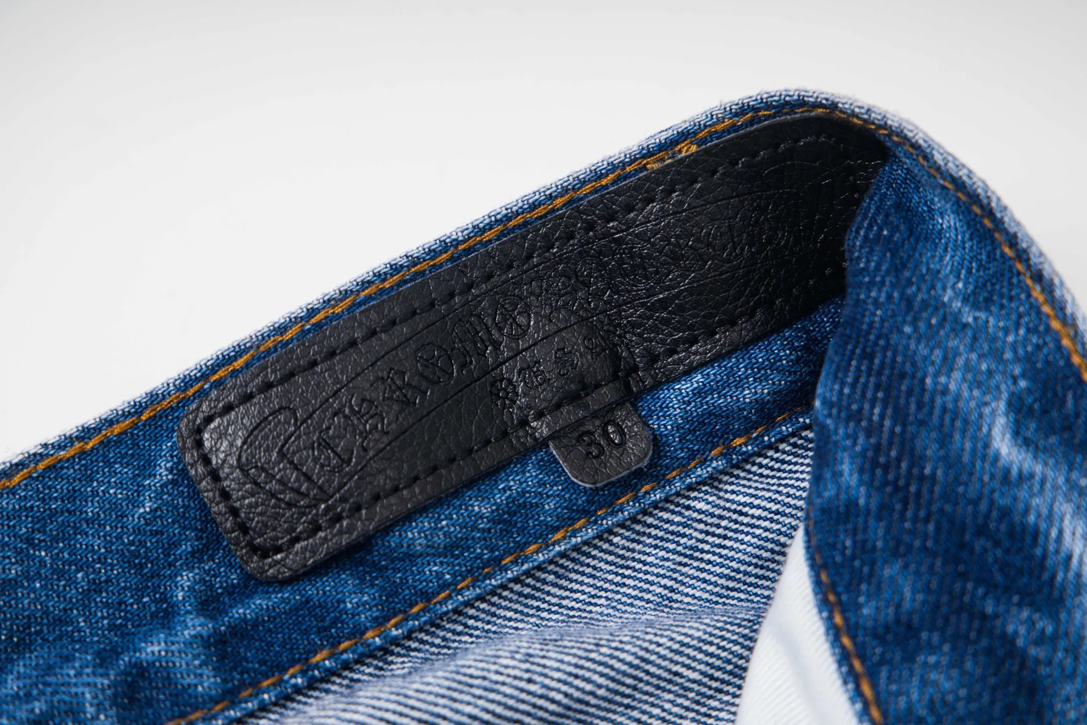 P290 high version Chrome Hearts blue denim with red black panther pattern multi-leather jeans. CH jeans need to be washed and then disassembled and hand-stitched with sheepskin cross leather and then spliced ​​together. The whole piece has too many craftsmanship to explain, patchwork cross pattern embellishment, high-waisted washed jeans! ! Absolutely high-end luxury products, god-level single products and super popular products, made with top heavy industry, a must-see magic weapon. Customized hardware. The fabric is thick and soft after washing. It has good breathability. Customized small leather label. Unique design. The details are simple and elegant, and the workmanship is exquisite. The entire trousers are neatly routed and the details are in place! It’s so cool that both men and women can easily control the genderless trend! Style number: 1799# Color: blue Size: 28 30 32 34 36